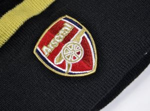 Arsenal Cannon Crest Striped Bobble Hat Black Gold